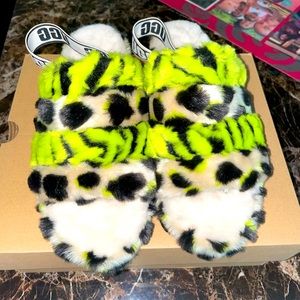 UGG FURRY SLIPPERS NEW IN BOX SIZE 9w